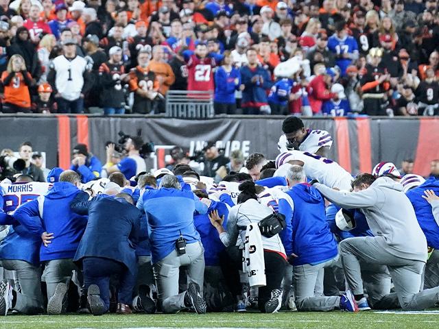 Bills, Bengals players form prayer circle after Damar Hamlin collapse