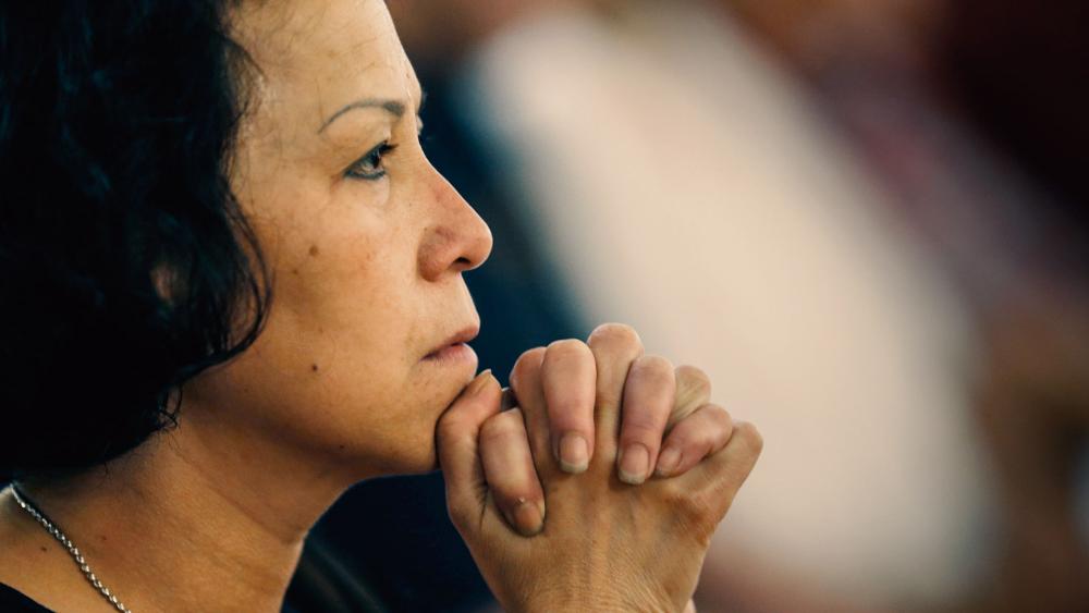 dallasshootingwomanprayingap