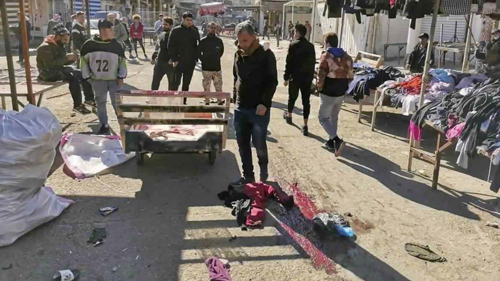 People and security forces gather at the site of a deadly bomb attack in Baghdad&#039;s bustling commercial area, Iraq, Thursday, Jan. 21, 2021. Twin suicide bombings hit Iraq&#039;s capital Thursday killing and wounding civilians, police and state TV said. (AP Pho