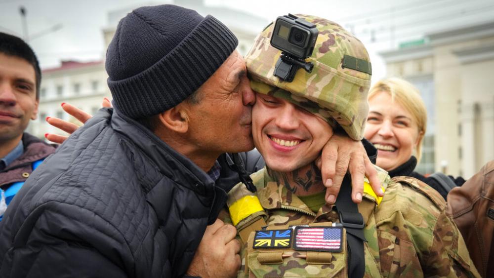 A Kherson resident kisses a Ukrainian soldier in central Kherson, Ukraine, Sunday, Nov. 13. The Russian retreat from Kherson marked a triumphant milestone in Ukraine&#039;s pushback against Moscow&#039;s invasion almost nine months ago. (AP Photo/Efrem Lukats.)
