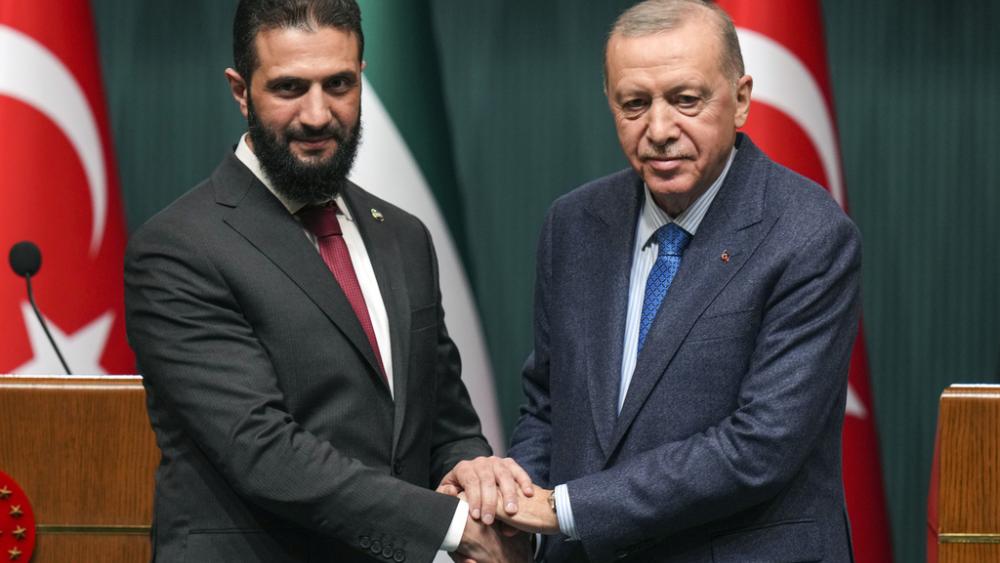  Turkish President Recep Tayyip Erdogan, right, shakes hands with Syria&#039;s interim President Ahmad al-Sharaa during a joint press conference following their meeting at the presidential palace in Ankara, Turkey, Feb. 4, 2025. (AP Photo/Francisco Seco, File)