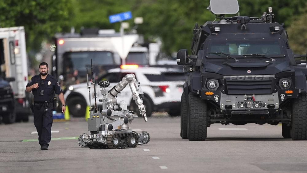 Law enforcement officials investigate after an attack on the Pearl Street Mall Sunday, June 1, 2025, in Boulder, Colo. (AP Photo/David Zalubowski)