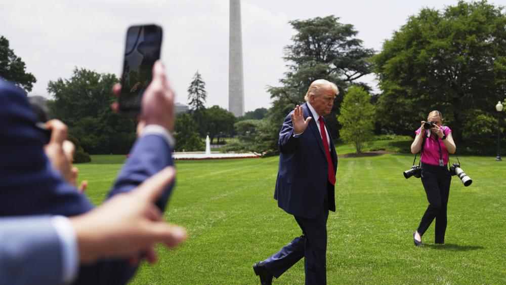  President Donald Trump arrives on the South Lawn of the White House, Monday, June 9, 2025, in Washington. The Washington Monument is seen in background. (AP Photo/Evan Vucci)