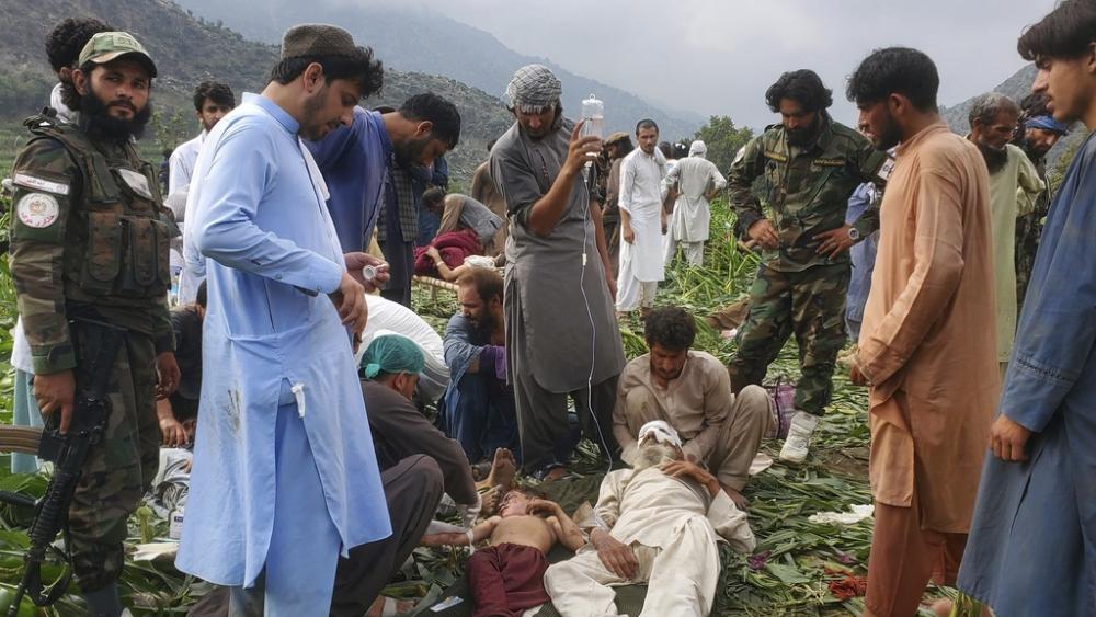 Civil defense workers, locals, and army soldiers prepare to evacuate injured victims of an earthquake that killed hundreds and destroyed numerous villages in eastern Afghanistan, in Mazar Dara, Kunar province, Sept. 1, 2025. (AP Photo/Hedayat Shah) Civil defense workers, locals, and army soldiers prepare to evacuate injured victims of an earthquake that killed hundreds and destroyed numerous villages in eastern Afghanistan, in Mazar Dara, Kunar province, Sept. 1, 2025. (AP Photo/Hedayat Shah)