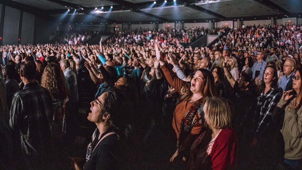 Hundreds Rush to Altar at Free Chapel Service to 'Get Right With God