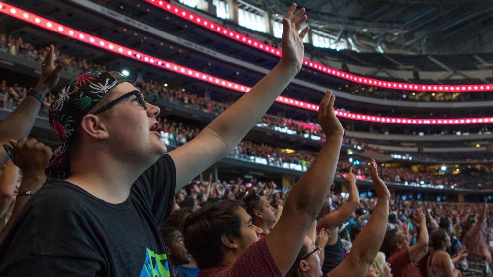 Worshipping at Greg Laurie&#039;s Harvest America, Photo, CBN News