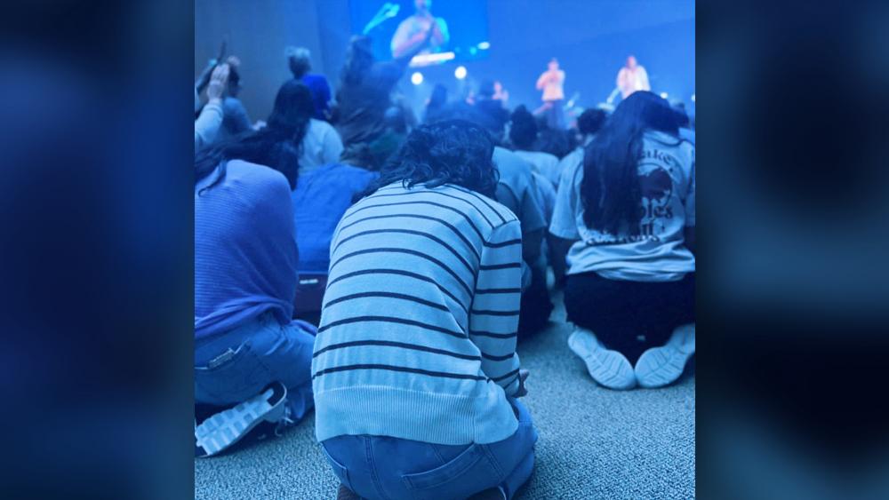 'They Want God' Hundreds Come Forward to Give Their Lives to Jesus at