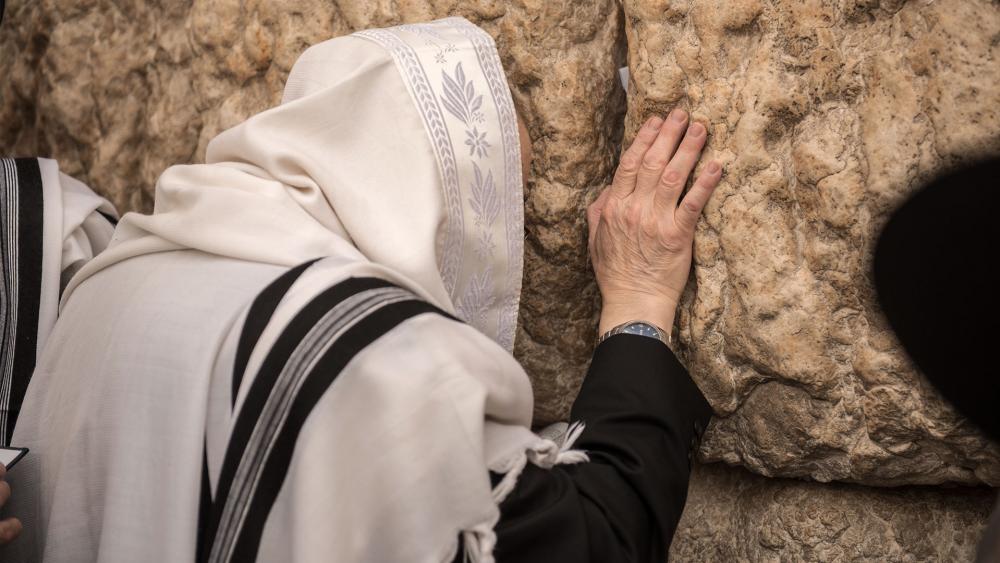 Praying at the Western Wall, Photo TPS, Kobi Richter