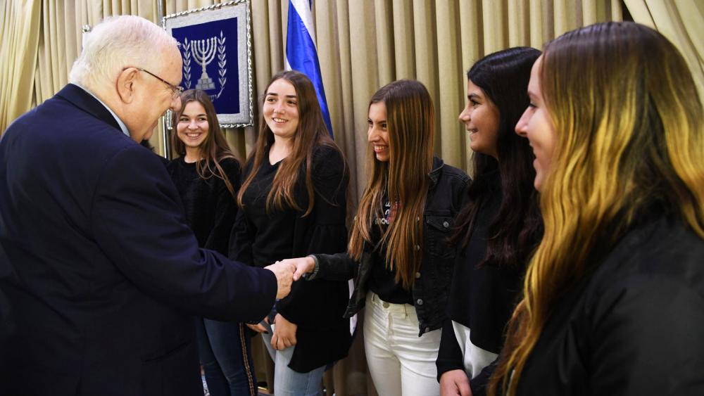 Israeli President Reuven Rivlin Greets the Girls, Photo, GPO, Haim Zach Israeli President Reuven Rivlin Greets the Girls, Photo, GPO, Haim Zach