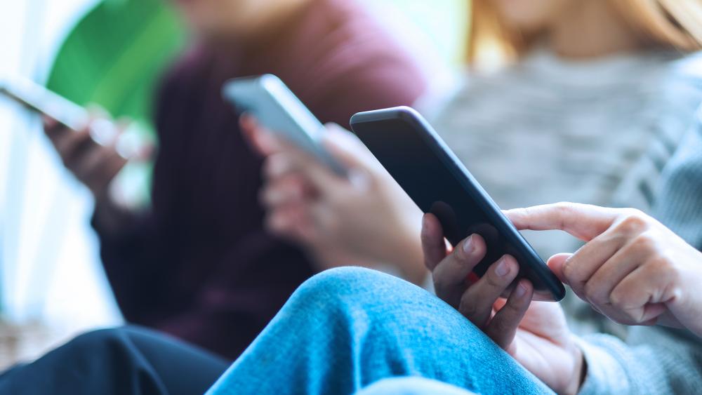 teens on cellphones (Adobe stock)