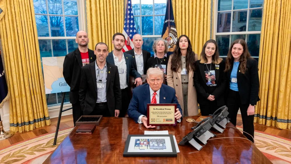 trumphostagesovaloffice_hdv.webp_.png