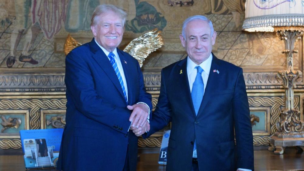 Prime Minister Benjamin Netanyahu meets with former US President Donald Trump in Mar-a-Lago, Florida. (Photo: Amos Ben-Gershom - GPO)