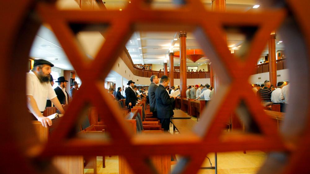 Jews pray in the Jewish Community Center in Moscow, Tuesday, July 25, 2006, in support of Israel. (AP Photo/Mikhail Metzel)