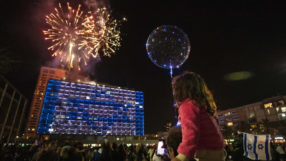 Israelis watch a fireworks show during Israel&#039;s Independence Day celebrations after more than a year of coronavirus restrictions in Tel Aviv, Israel, Wednesday, April 14, 2021. (AP Photo/Sebastian Scheiner)