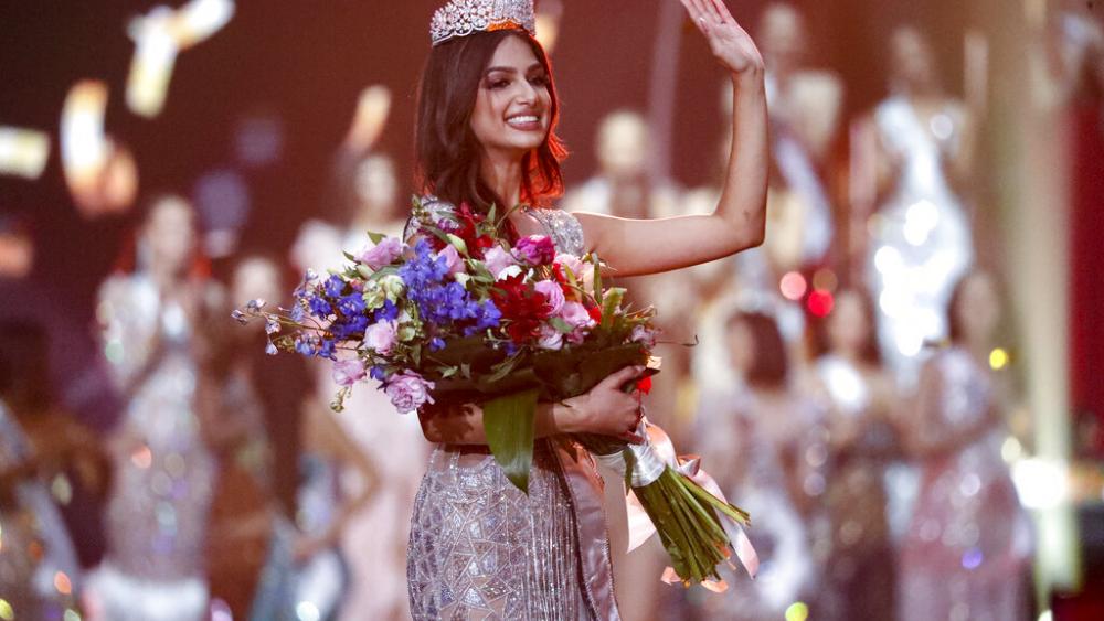 India&#039;s Harnaaz Sandhu waves after being crowned Miss Universe 2021 during the 70th Miss Universe pageant, Monday, Dec. 13, 2021, in Eilat, Israel. (AP Photo/Ariel Schalit)