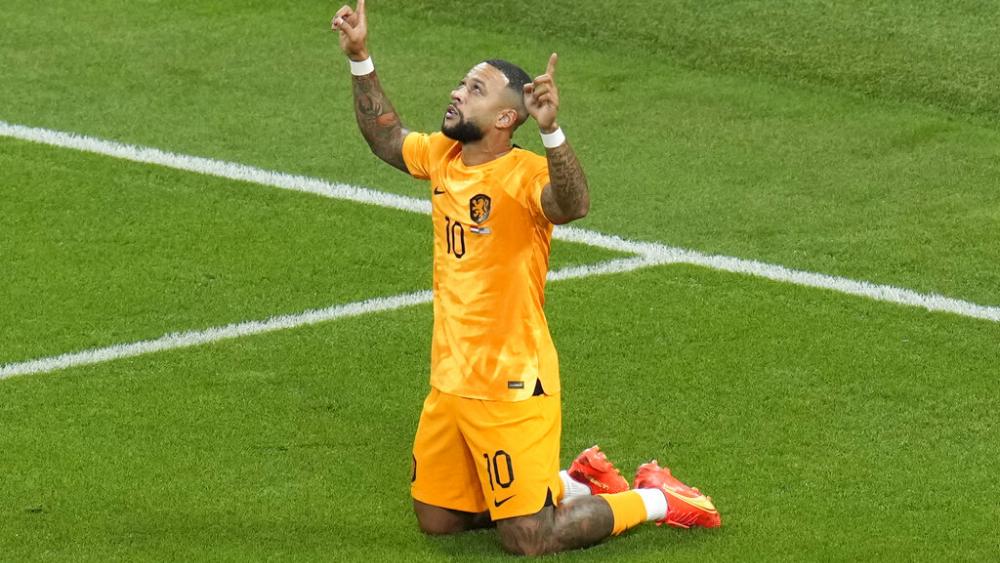 Memphis Depay of the Netherlands celebrates after scoring his side&#039;s first goal during the World Cup round of 16 soccer match in Qatar, Dec. 3, 2022. (AP Photo/Ricardo Mazalan) 
