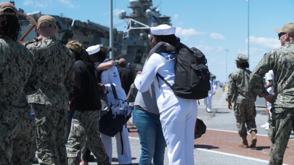 US Navy sailors return from deployment on the USS George H.W. Bush aircraft carrier (Photo: CBN News)