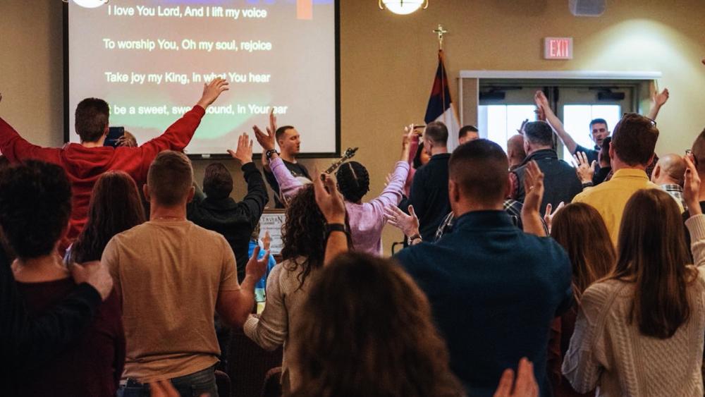 Marines worshiping God (Photo: Tun Tavern Fellowship) 