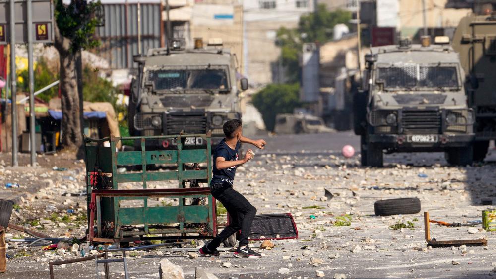 Palestinian demonstrators clash with the Israeli army while forces carry out an operation in the West Bank town of Nablus, Tuesday, Aug. 9, 2022. (AP Photo/Majdi Mohammed) 