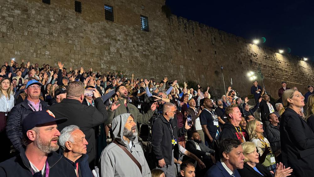 1,000 pastors praying and worshipping on the Southern Steps in Jerusalem, Dec. 4, 2025. Photo Credit: CBN News.