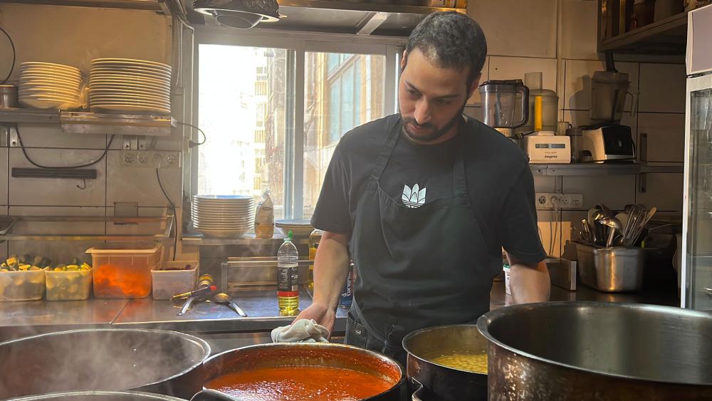 Satya restuarant in Jerusalem is feeding soldiers and displaced Israelis in southern Israel. 