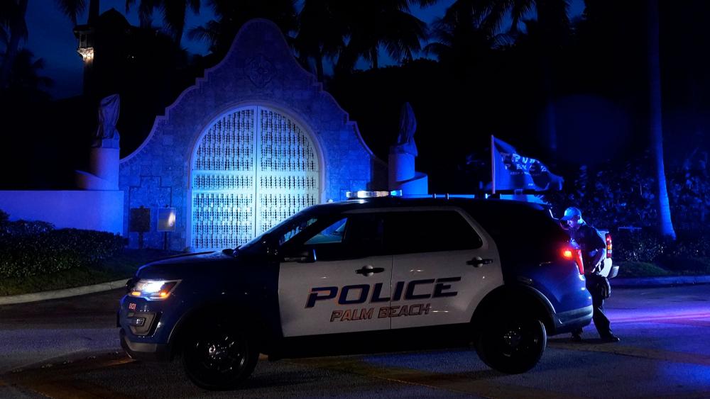 Police stand outside an entrance to former President Donald Trump&#039;s Mar-a-Lago estate, Monday, Aug. 8, 2022, in Palm Beach, Fla. Photo: AP Photo/Wilfredo Lee