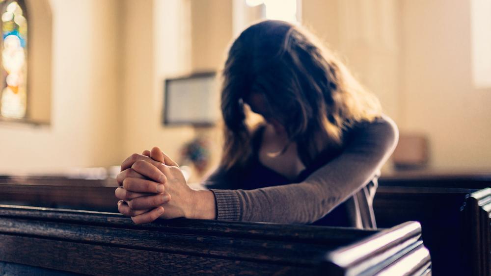 womanprayingchurchas2