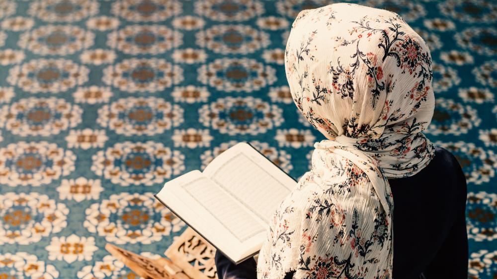 womanreadingquranas2